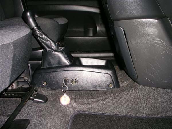 Avensis Verso (v�lt�kar a padl�lemezen)