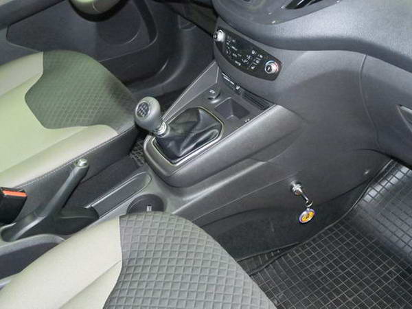 Ford Tourneo Courier 6 seb., v�lt�z�r beszerel�s