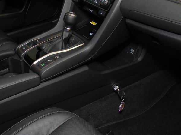 Civic X., 6 seb v�lt�z�r