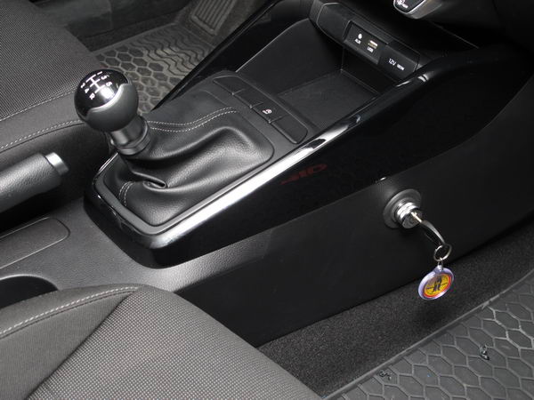 Kia Rio IV. 5 seb. v�lt�z�r beszerel�s