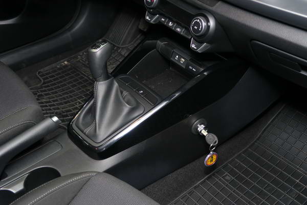 Kia Rio IV. 6 seb., 2017-t�l v�lt�z�r beszerel�s