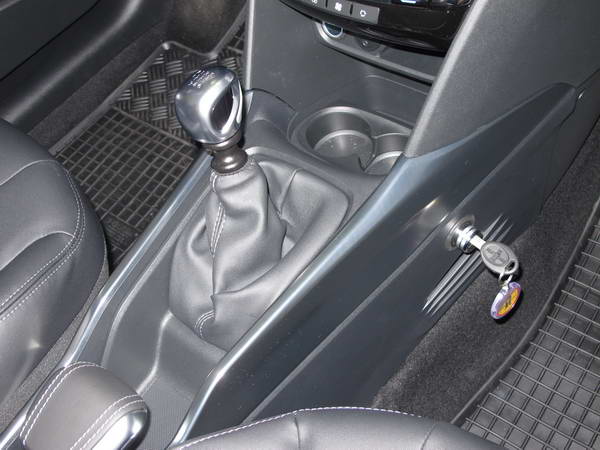 Peugeot 2008 6 seb. v�lt�z�r beszerel�s